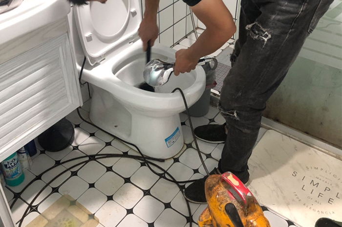 谢通门疏通下水道