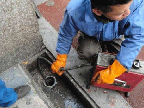 谢通门疏通下水道