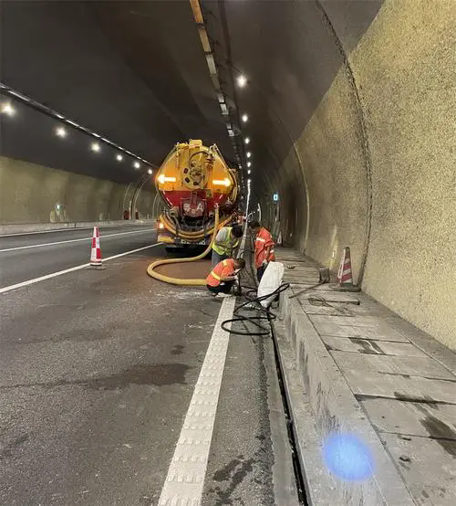 谢通门隧道排水渠清淤